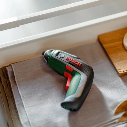 Bosch Akkuschrauber IXO 7 Set Inkl. Akku, Ladekabel, Box & Aufsätze – Bild 8